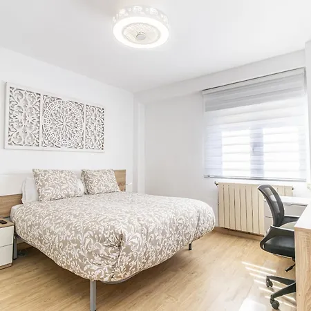 With 3 Bedrooms 아파트